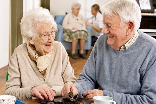 Adultos mayores compartiendo la mesa