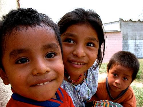 Niños de una comunidad beneficiaria
